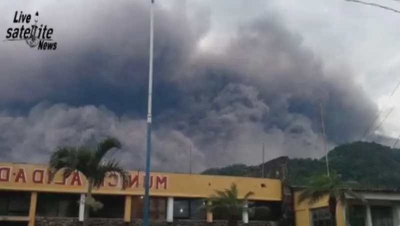 Зрелищно изригване на вулкан в Гватемала (видео) 