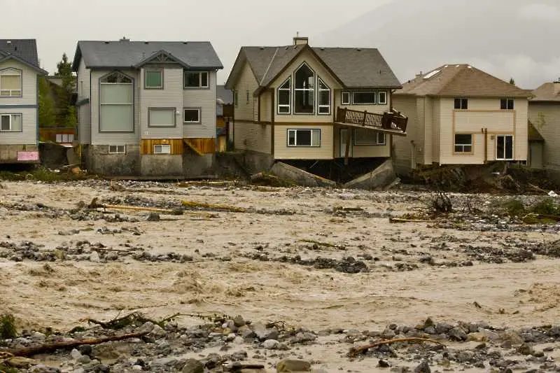Хиляди евакуирани заради наводнения в Канада