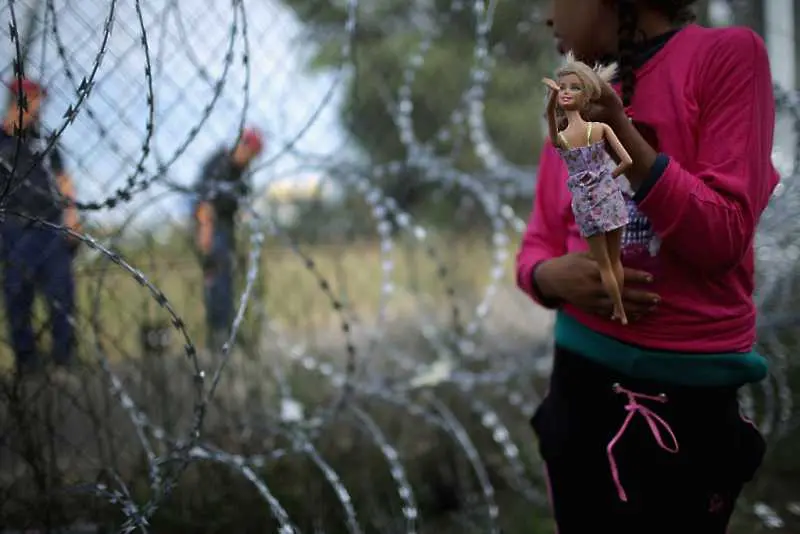 Унгария пусна ток по оградата срещу емигрантите