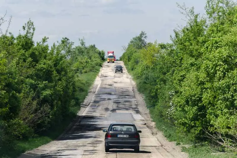 Автобус се е преобърнал на път Е - 79, има загинал и пострадали