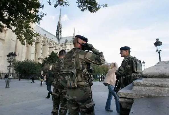 Мъж нападна с чук полицаи в Париж