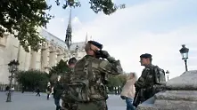 Мъж нападна с чук полицаи в Париж