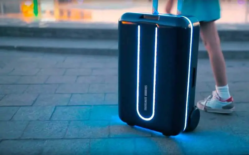 Роботизиран „умен“ куфар може да ви следва автономно
