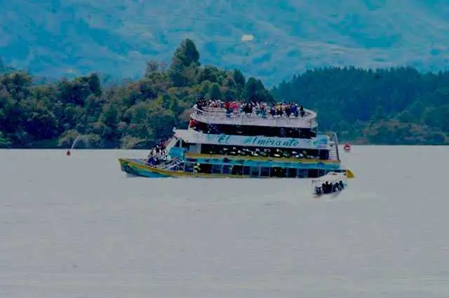Колумбия: Туристически кораб потъна, има жертви