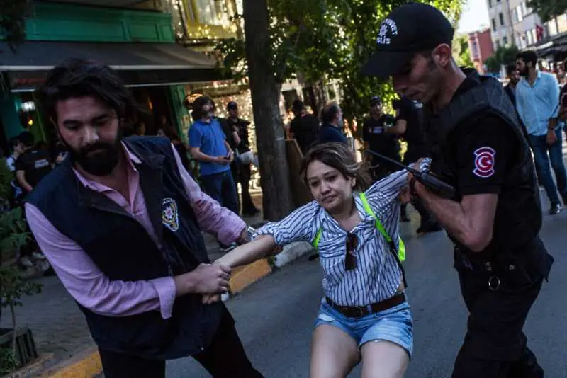 Полицията в Истанбул стреля с гумени куршуми срещу гей парад
