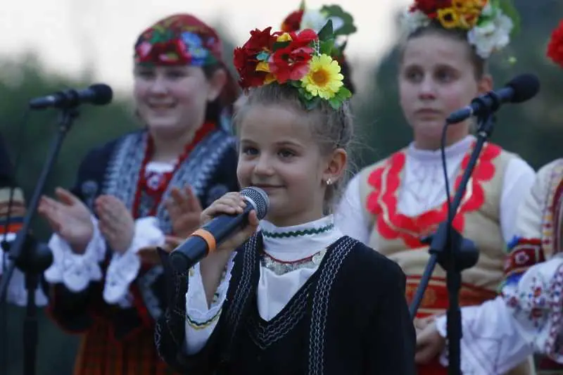 5-годишната Анджелика изпя „Извор вода” при откриването на европейското първенство по кану каяк