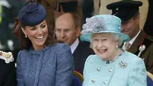 Защо кралица Елизабет си крие букета от пони
