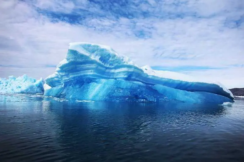 Гигантският айсберг, откъснал се от Антарктида, плава към открити води