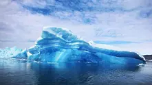 Гигантският айсберг, откъснал се от Антарктида, плава към открити води