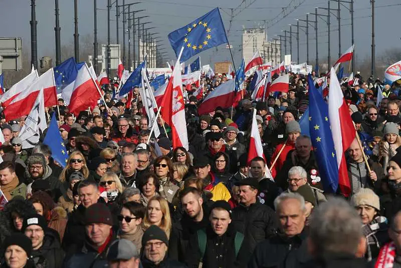 Полша: Масови протести срещу политическата намеса в съдебната власт