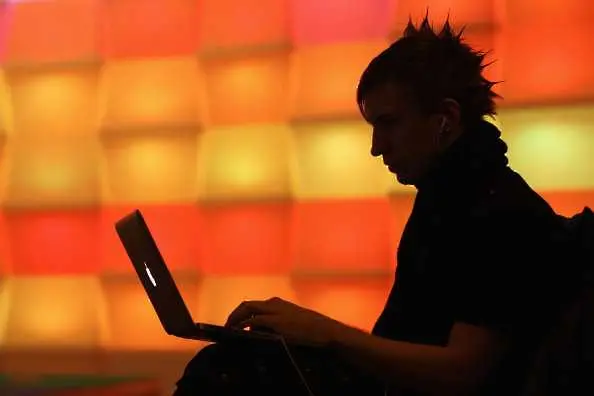 Великобритания ще превъзпитава млади хакери в специални лагери
