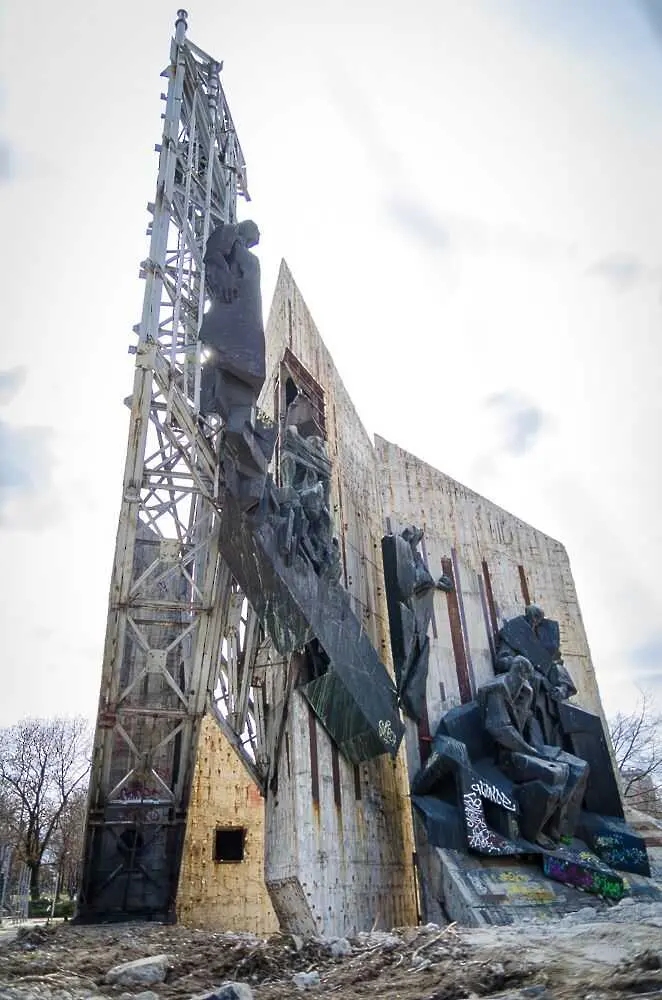 Паметникът пред НДК падна окончателно