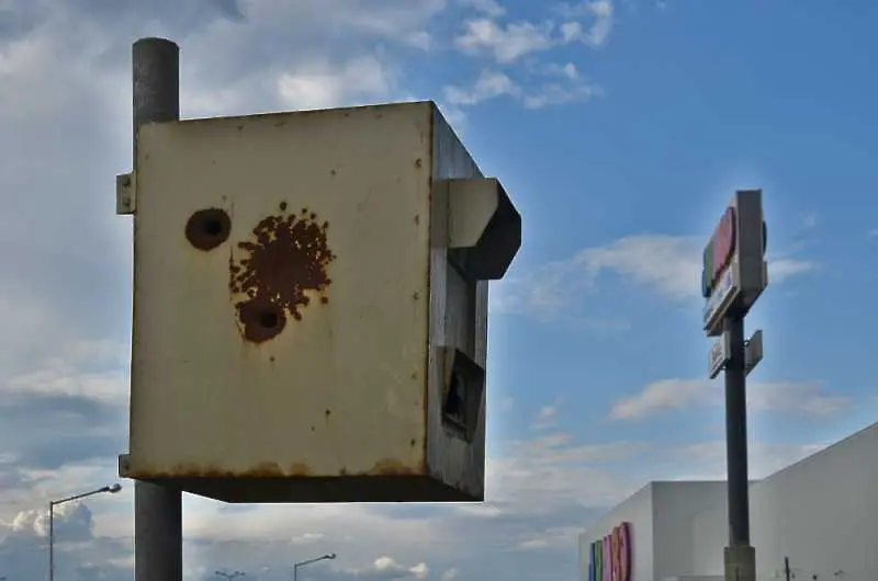 Повечето българи си искат табелите за радари по пътя 