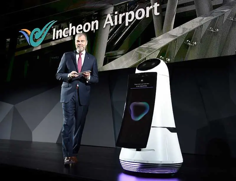 Робот помага на пътниците на летището в Сеул