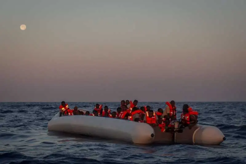 Още организации прекратиха спасяването на мигранти в Средиземно море