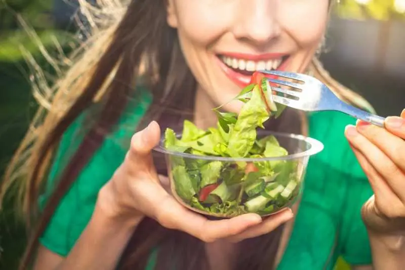 Мелания Тръмп (САЩ)

Тя обича свежи зеленчуци и определено залага на зелени салати, съдържащи рукола, спанак, чери домати, пармезан, моцарела.

Снимка: Guliver/Getty Images
