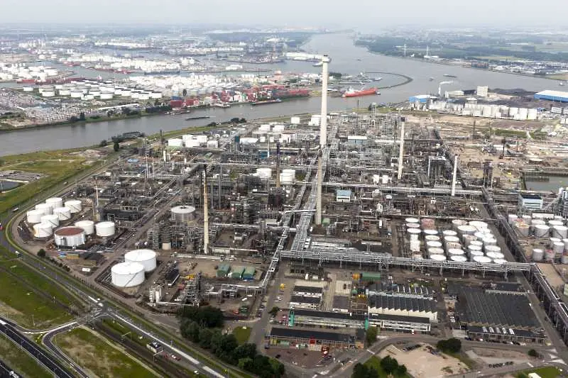 Горя рафинерията на Shell в Ротердам