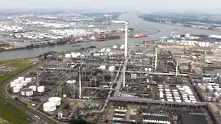 Горя рафинерията на Shell в Ротердам