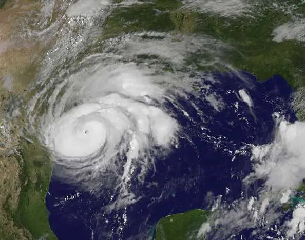 Най-мощният ураган от 12 години насам връхлетя Тексас (снимки)