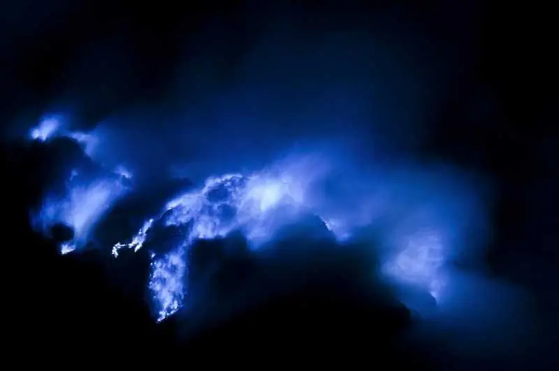Иджен - индонезийският вулкан, който бълва синя лава
