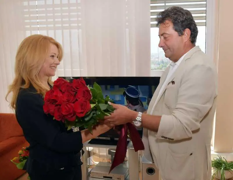 Вяра Анкова посрещна приемника си в кабинета на генералния директор на БНТ. Снимки: БНТ
