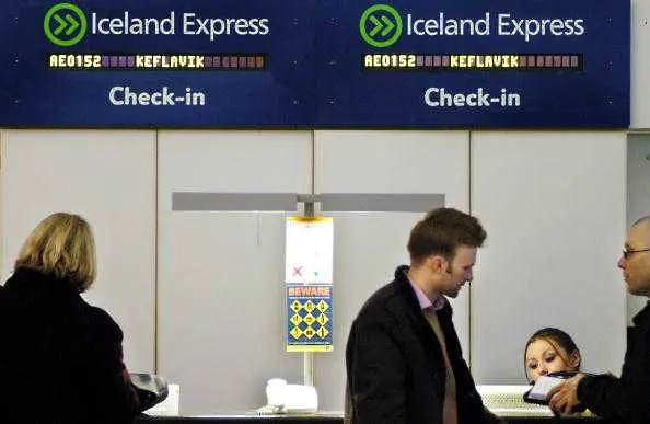 Исландия: Кола нахлу в зала на летището в Рейкявик