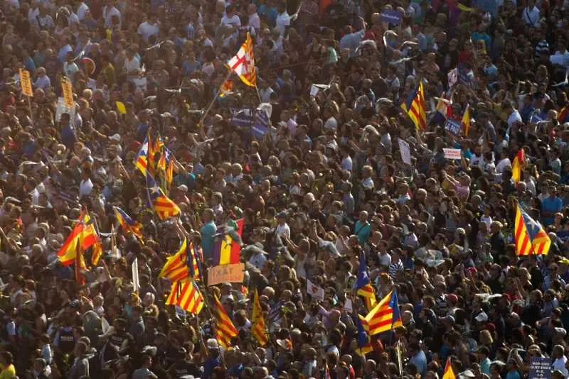 Стотици хиляди в Барселона участваха в марш срещу тероризма 