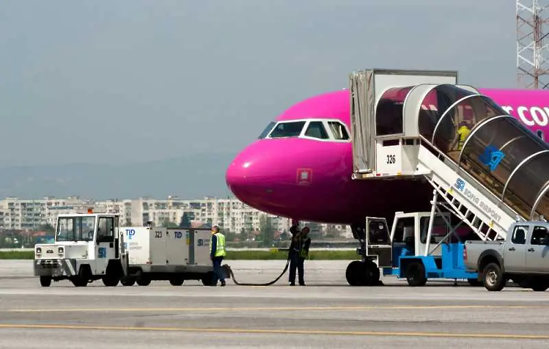 Трети ден пътници на Wizz Air чакат до следващия полет заради дублирани места