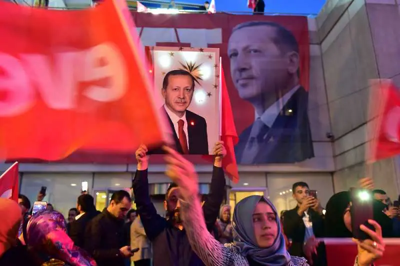 Турция уволни близо 1000 държавни служители