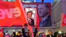 Турция уволни близо 1000 държавни служители