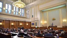 Парламентът си даде почивка за първия учебен ден