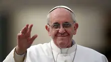 Папа Франциск с насинено око след лек инцидент с папамобила