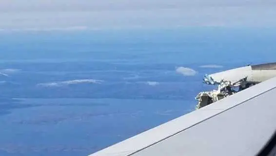 Двигател на самолет блокира над Атлантическия океан