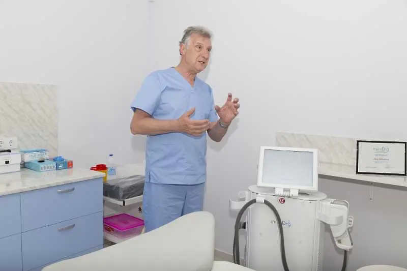 Технологията miraDry се прилага в областта под мишниците, а на кадъра е една от първите български пациентки, които вече успешно са преминали курс на лечение. В столичната Clínica Liberty ще се работи и с технологията palmaDry, която се използва за лечение