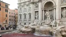 Фонтанът Ди Треви в Рим потече в червено