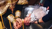 Кръстиха 1000 български бебета за 1 ден