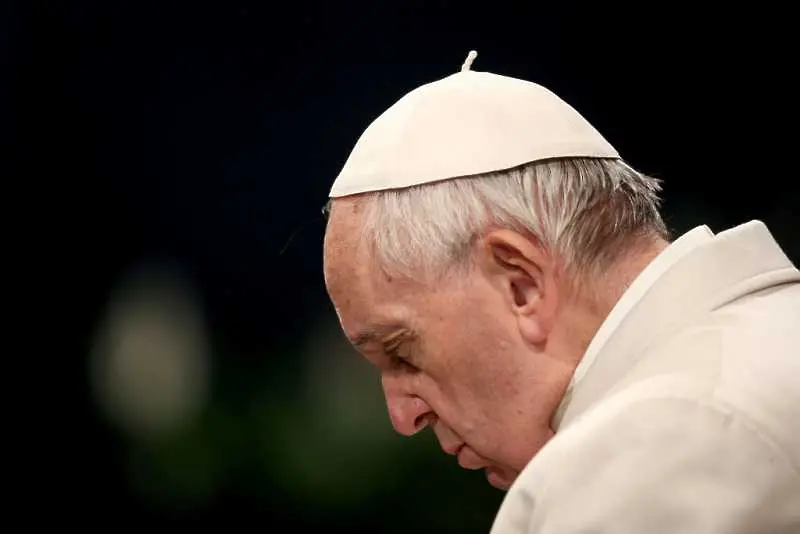 Папа Франциск забрани цигарите в безмитния магазин на Ватикана