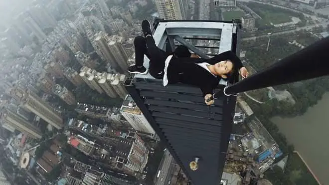 Загина един от известните катерачи на високи сгради в Китай