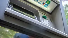 Нападнаха служители на банка, докато зареждат банкомат
