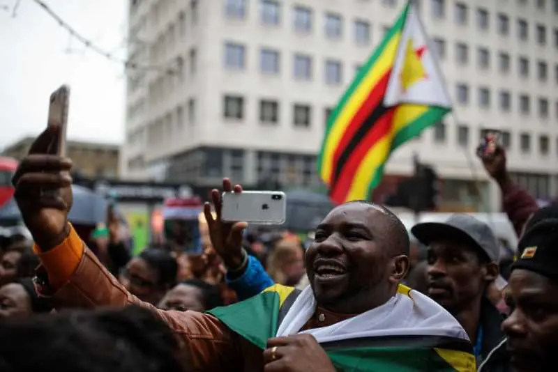 Зимбабве: Новият президент разпусна правителството на Мугабе
