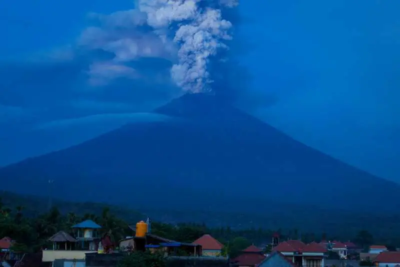 Извънредна ситуация на остров Бали заради вулкана Агунг
