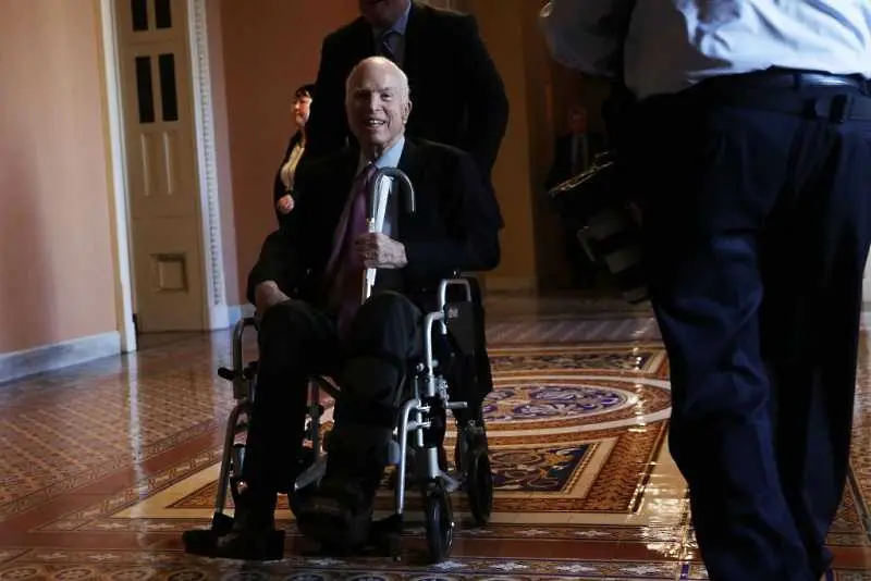 Сенатор Маккейн беше приет в болница