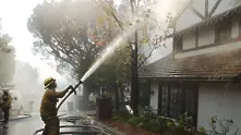Пожари заплашват Лос Анджелис. 200 000 се евакуират