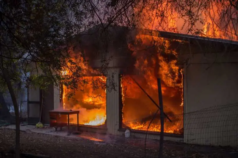 Пожарите в Калифорния напредват към Санта Барбара