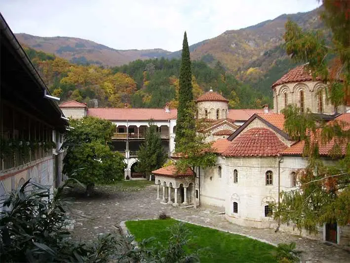 Светият синод уволни игумена на Бачковския манастир
