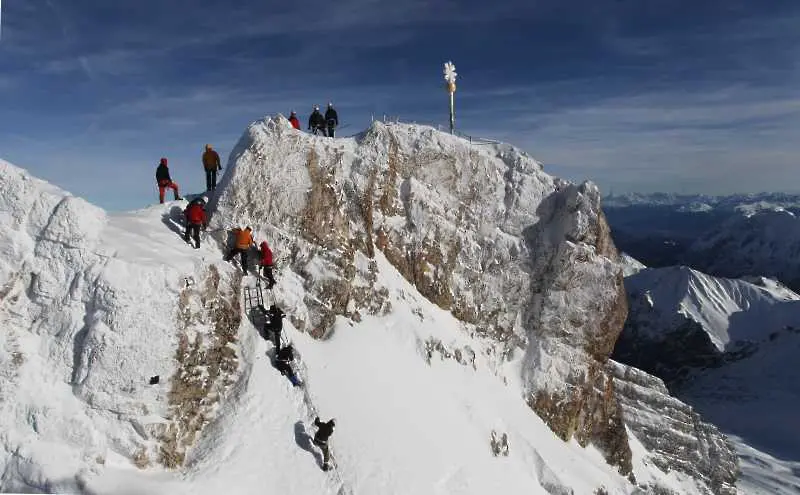 Tрима алпинисти загинаха след серия от лавини в швейцарските Алпи