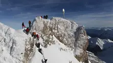 Tрима алпинисти загинаха след серия от лавини в швейцарските Алпи