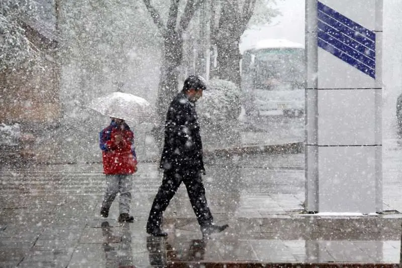 Тежки снеговалежи парализираха няколко провинции в Китай