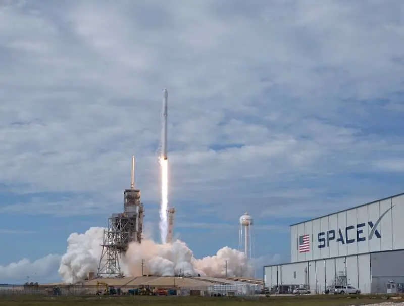 SpaceX изстреля в орбита таен товар на САЩ