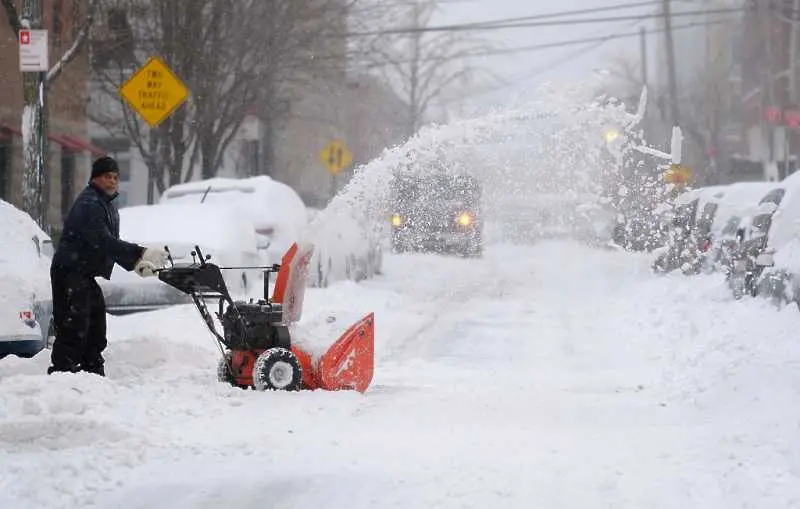 Студ и сняг парализираха Източното крайбрежие на САЩ 